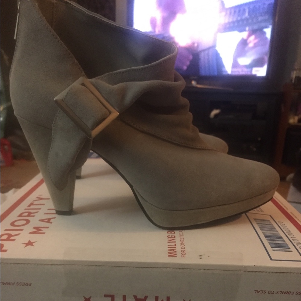 Light gray ankle heels - Picture 1 of 4